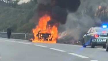Imagens mostram carro completamente dominado pelas chamas em Braga
