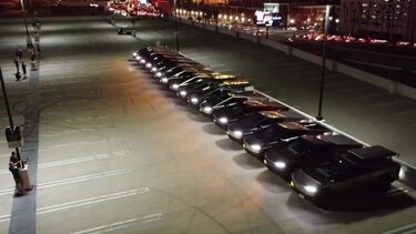 Espectáculo: 16 Tesla Cybertrucks ''dançam'' ao ritmo de Daft Punk