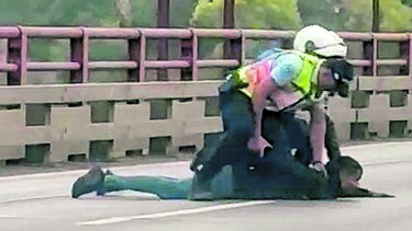 Polícia corta Ponte 25 de Abril para travar ladrões armados