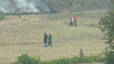Populares estão há três dias a evitar que incêndio se aproxime de casas em Sabroso de Aguiar