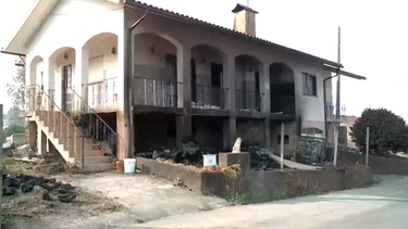 Janela e estores completamente derretidos: Casa destruída pelas chamas em Albergaria-a-Velha 