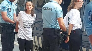 Ativistas do Climáximo detidas por pintar sede da Navigator