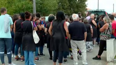 Funcionários de empresa têxtil dispensados para poderem prestar homenagem aos bombeiros que morreram no combate ao fogo