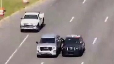 Polícia salta de um carro em andamento para outro para ajudar condutor