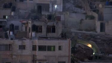 Soldados israelitas empurram corpos de combatentes palestinianos de telhado na Cisjordânia 