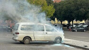 PSP investiga incêndio em carrinha de passageiros em Santarém