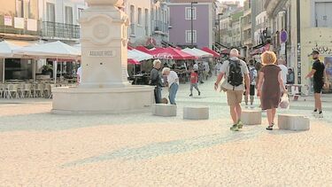 Sentou-se com o pai num restaurante em Cacilhas e pediram para ficar em frente à televisão. Levantou-se e não mais foi vista