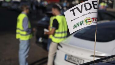 Motoristas e parceiros TVDE rumam ao Parlamento em protesto 