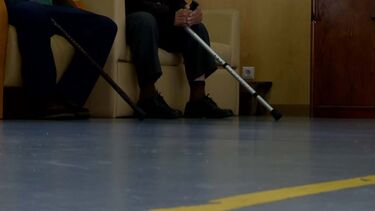 Mulher viciada em droga rouba idosos na rua e em casa