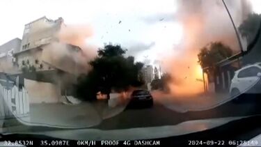 Câmara de automóvel capta momento em que rocket lançado pelo Hezbollah atinge zona residencial em Israel 