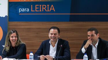 Hugo Soares (na foto, com o PM, Luís Montenegro) assumiu em entrevista ao NOW que o Governo pode “modelar” medidas