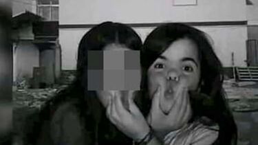 Lara (à dir.) com a irmã que a matou