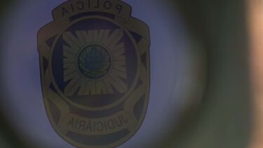 Homem detido por crime de pornografia de menores. Usava fotografias para satisfação sexual