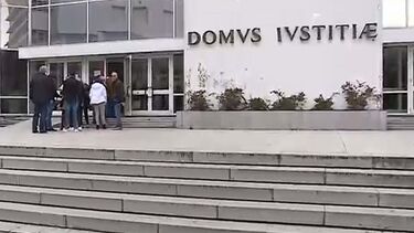 Pai e filha burlam cabecilha de gang preso com juras de casamento