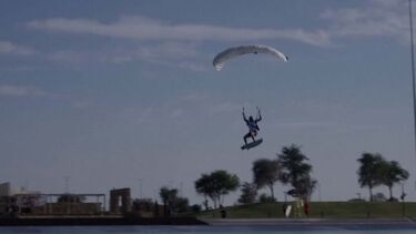 Fazer paraquedismo e surf ao mesmo tempo? Aconteceu nos Emirados Árabes Unidos