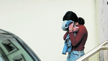 Menor à saída do tribunal