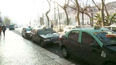 Taxista cobra a mais e abandona passageira que não tinha dinheiro em Lisboa