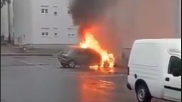 Carro consumido pelas chamas em Braga