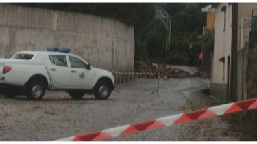Queda de muro devido ao mau tempo obriga ao corte de estrada em Barcelos  