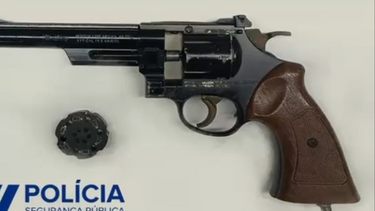 Adolescente aponta revólver à cabeça de outro jovem no Porto