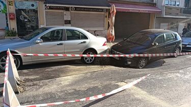 Carros presos em abatimento de piso na Avenida do Cristo Rei em Almada