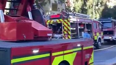 Bombeiro e agentes da PSP entre os 11 feridos em incêndio no sétimo andar de um prédio em Sintra