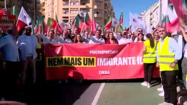 André Ventura fala "em dia histórico" no arranque da manifestação do Chega contra "imigração descontrolada"