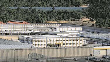 Câmaras exterior de Vale de Judeus sem manutenção e limpeza há uma década 