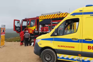 Bombeiros e Polícia Marítima resgatam adulto e criança perdidos na Praia da Ursa em Sintra