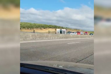 Camião tombado condiciona trânsito na A1 em Santarém