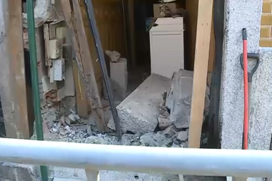 Condutor despista-se contra casa no Porto e foge do local. Carro ficou destruído