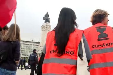 Ativistas que invadiram aérodromo de Tires condenados a 15 meses de prisão com pena suspensa