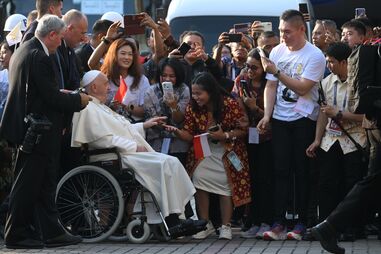 Papa recebido calorosamente por milhares em Jacarta