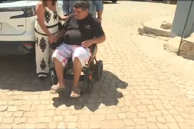 Empresários oferecem cadeira de rodas para doente com esclerose múltipla após caso ser noticiado pelo CM