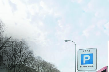 Os jovens foram abordados pelos dois ladrões à saída de uma discoteca na Rua Manuel Pinto de Azevedo, no Porto