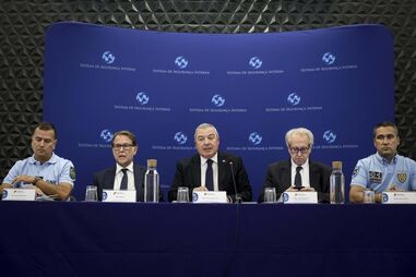 O representante da GNR, Coronel Clara da Fonseca, o diretor da Policia Judiciária, Luís Neves, o secretário-geral adjunto do SSI, Manuel Vieira, o diretor-geral dos serviços prisionais, Rui Abrunhosa Gonçalves e o representante da PSP, Superintendente Rodrigues dos Santos, durante a conferência de imprensa do SSI (Sistema de Segurança Interna) sobre as diligências efetuadas na sequência da evasão de cinco reclusos do Estabelecimento Prisional de Vale dos Judeus