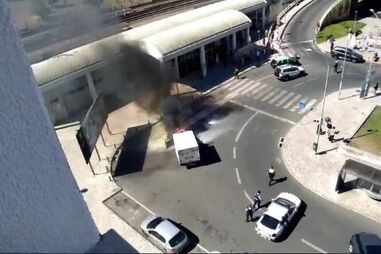 Carrinha arde junto à estação de Santa Cruz Damaia