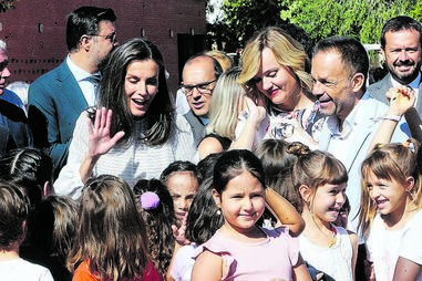 Rainha recebida na escola de Guadalajara