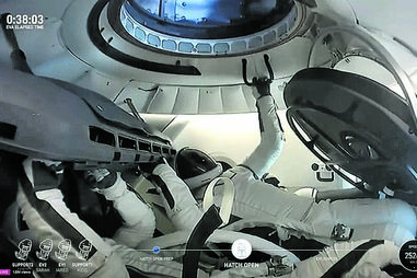 Jared Isaacman foi o primeiro a abrir a escotilha da ‘Crew Dragon’