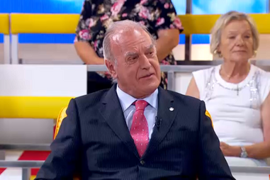 "Só é preso dos intestinos se for ignorante": Médico explica benefícios de beber água do mar