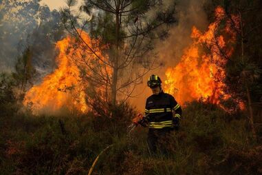Bombeiros durante combate a incêndio