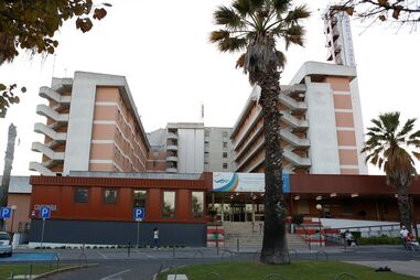 Mãe e menina foram deixados na urgência do Hospital Garcia de Orta, em Almada 
