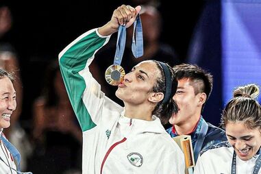 Khelif triunfou na categoria feminina de peso meio-médio em Paris2024