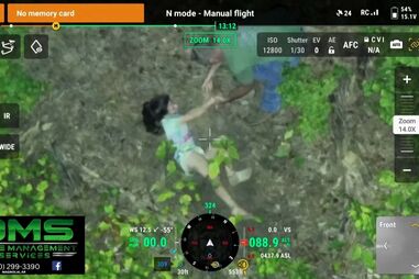 Imagens de drone mostram momento em que criança desaparecida é resgatada numa floresta nos EUA  