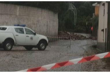 Queda de muro devido ao mau tempo obriga ao corte de estrada em Barcelos  