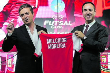 Melchior Moreira (esq.ª) e António Salvador numa parceria do Turismo do Porto e o SC Braga para o futsal em 2017/2018