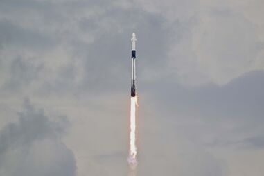 Missão da SpaceX descolou para resgatar astronautas presos há meses na Estação Espacial Internacional 