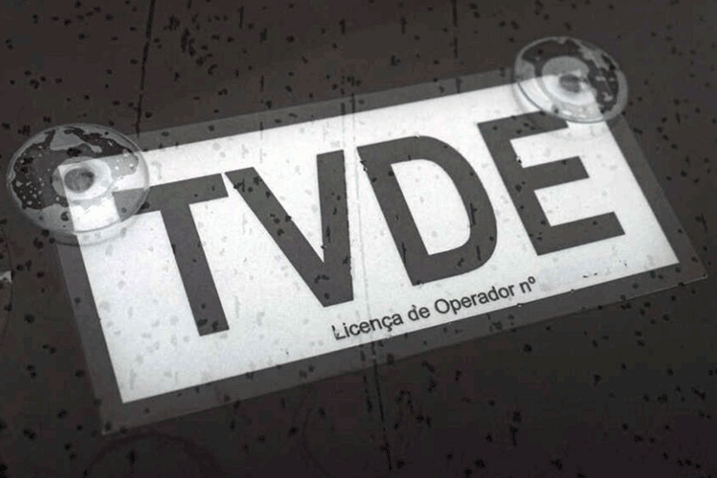 Motorista de TVDE que raptou mulher em viatura detido pela PJ 
