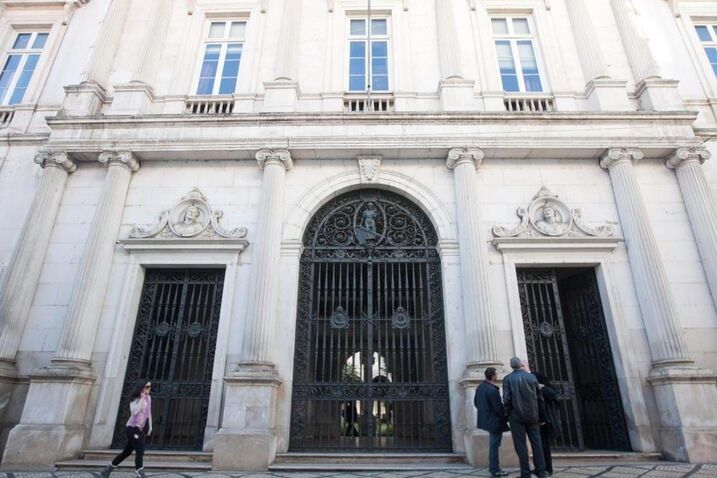 Entrou como testemunha e acabou julgado por dizer que sala de audiências era 'esplanada de p***'