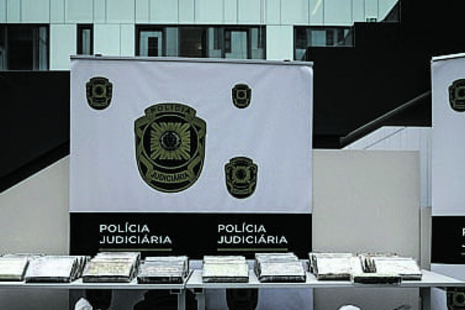 Parte da cocaína apreendida foi mostrada pela Judiciária 